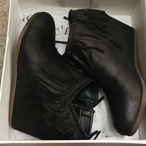 Black fringe wedge booties